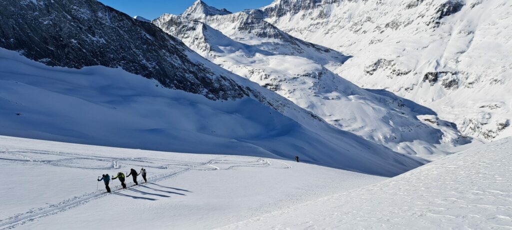 Nous remontons les pentes dominant le refuge