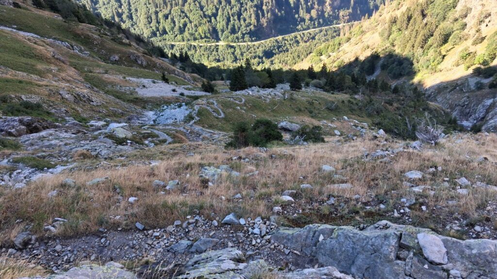 Sentier raide et rocailleux
